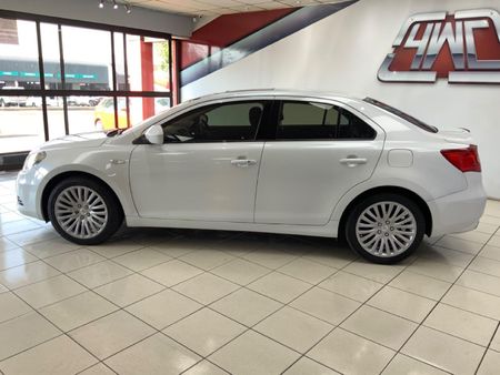 2011-Suzuki-Kizashi-24-SDLX-Auto_6