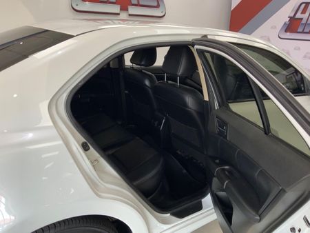 2011-Suzuki-Kizashi-24-SDLX-Auto_7