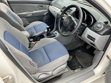 2006-Mazda-3-16_10