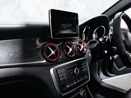 2015-Mercedes-AMG-CLA-45-AMG_8