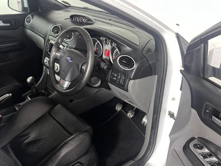 2009-Ford-Focus-25-ST-5-dr_9