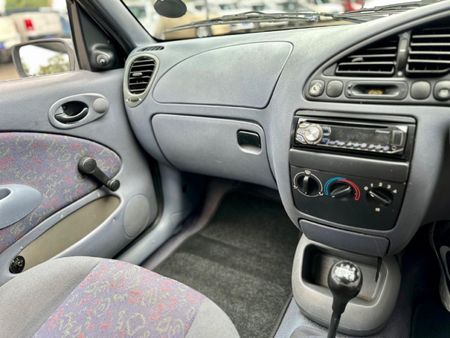 1998-Mazda-121-Soho-14-3-dr_10