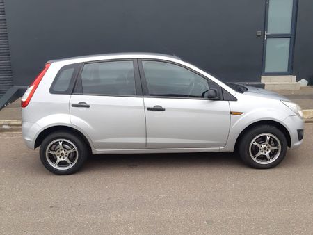 2013-Ford-Figo-14-Ambiente_0