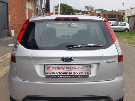 2013-Ford-Figo-14-Ambiente_4