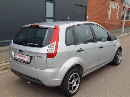 2013-Ford-Figo-14-Ambiente_5