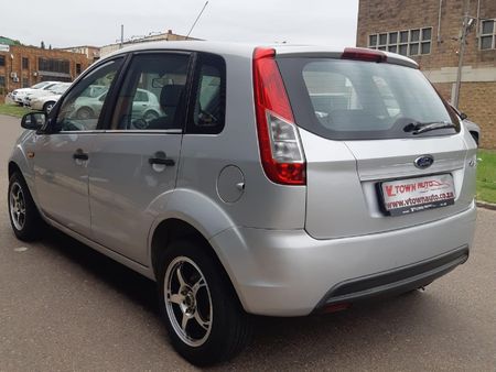 2013-Ford-Figo-14-Ambiente_6