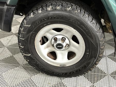 2001-Jeep-Cherokee-40L-Sport_4