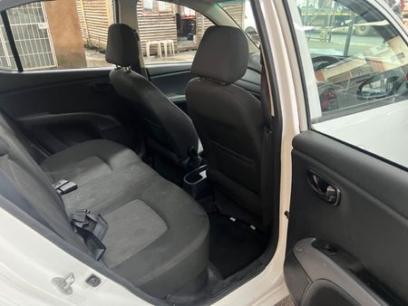 2016-Hyundai-i10-11-GLS-Motion_9