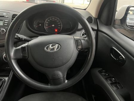 2016-Hyundai-i10-11-GLS-Motion_12