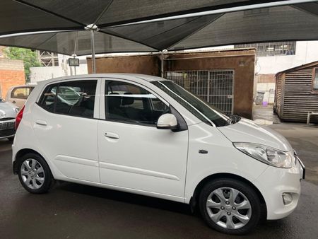2016-Hyundai-i10-11-GLS-Motion_4