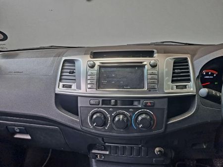 2015-Toyota-Hilux-30-D-4D-Legend-45-Xtra-Cab_10