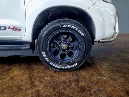 2015-Toyota-Hilux-30-D-4D-Legend-45-Xtra-Cab_1