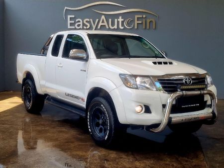 2015-Toyota-Hilux-30-D-4D-Legend-45-Xtra-Cab_2
