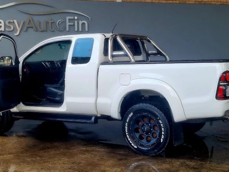 2015-Toyota-Hilux-30-D-4D-Legend-45-Xtra-Cab_4
