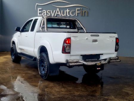2015-Toyota-Hilux-30-D-4D-Legend-45-Xtra-Cab_7