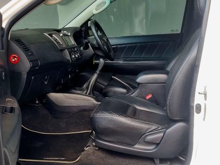 2015-Toyota-Hilux-30-D-4D-Legend-45-Xtra-Cab_8