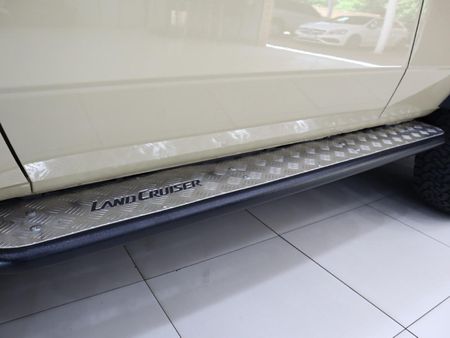 2023-Toyota-Land-Cruiser-76-76-45-D-V8-Station-Wagon_11