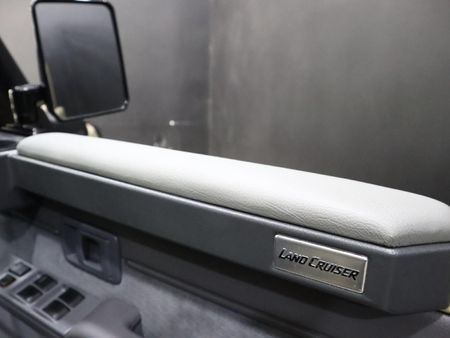 2023-Toyota-Land-Cruiser-76-76-45-D-V8-Station-Wagon_8