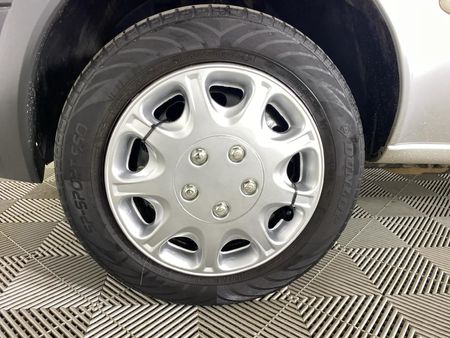 2005-Ford-Ikon-13i-L_4