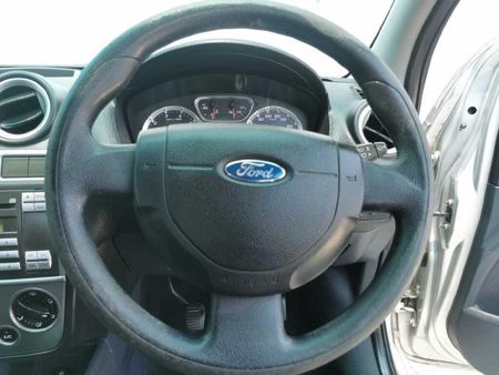 2009-Ford-Ikon-16-Trend_12
