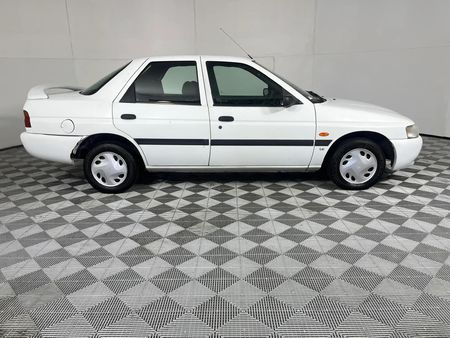 1996-Ford-Escort-14i-Entre-Sedan_10