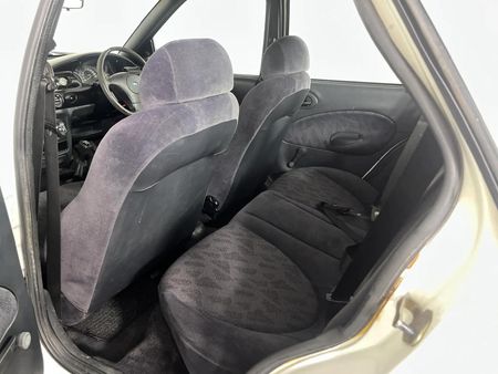 1996-Ford-Escort-14i-Entre-Sedan_3