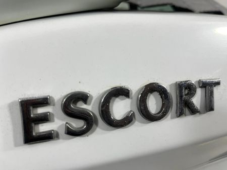 1996-Ford-Escort-14i-Entre-Sedan_7