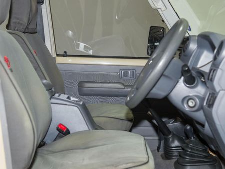 2013-Toyota-Land-Cruiser-79-79-45-D-Double-Cab_6