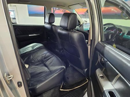 2016-Toyota-Hilux-30-D-4D-Legend-45-4x4-Auto-Double-Cab_10