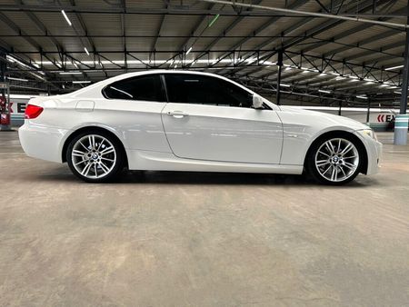 2013-BMW-3-Series-325i-Coupe-M-Sport-Auto_5