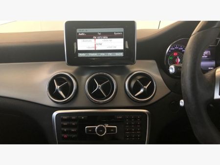2014-Mercedes-AMG-CLA-45-AMG_16