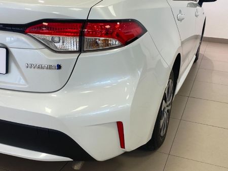 2022-Toyota-Corolla-18-XS-Hybrid-Auto_18