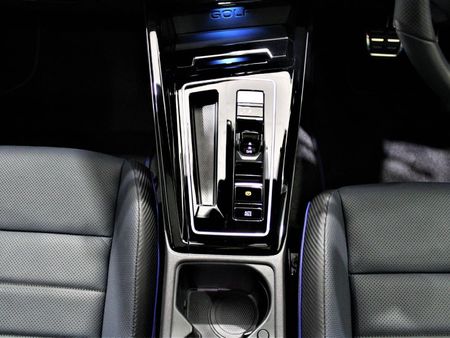 2023-Volkswagen-Golf-8-20-TSI-R-DSG_13