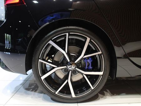 2023-Volkswagen-Golf-8-20-TSI-R-DSG_4