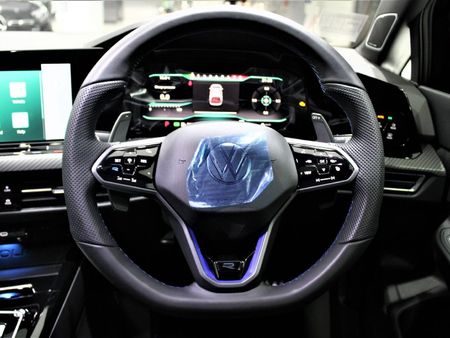 2023-Volkswagen-Golf-8-20-TSI-R-DSG_8