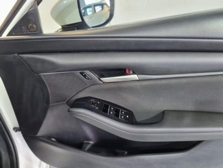2019-Mazda-3-15-Active_7