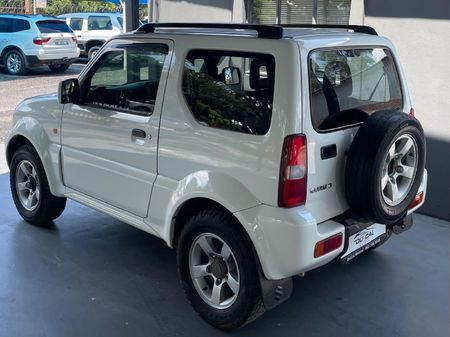 2010-Suzuki-Jimny-13_3