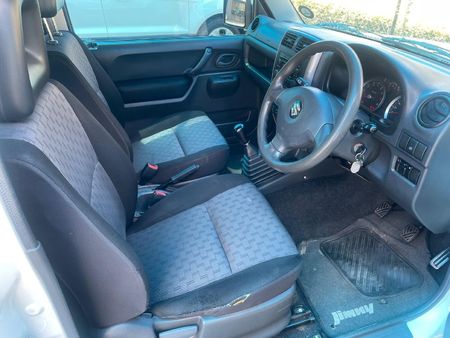 2010-Suzuki-Jimny-13_5