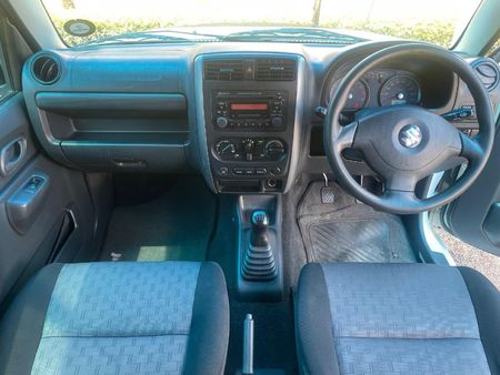 2010-Suzuki-Jimny-13_6