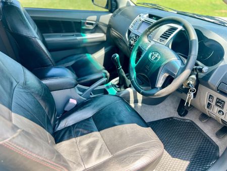 2014-Toyota-Hilux-30-D-4D-Legend-45-Xtra-Cab_10