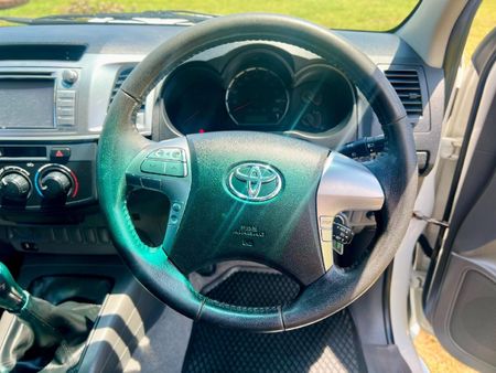 2014-Toyota-Hilux-30-D-4D-Legend-45-Xtra-Cab_11