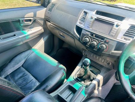 2014-Toyota-Hilux-30-D-4D-Legend-45-Xtra-Cab_13