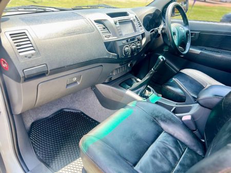 2014-Toyota-Hilux-30-D-4D-Legend-45-Xtra-Cab_14