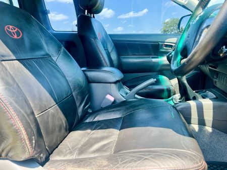 2014-Toyota-Hilux-30-D-4D-Legend-45-Xtra-Cab_15