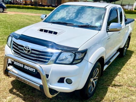 2014-Toyota-Hilux-30-D-4D-Legend-45-Xtra-Cab_2