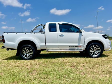 2014-Toyota-Hilux-30-D-4D-Legend-45-Xtra-Cab_4