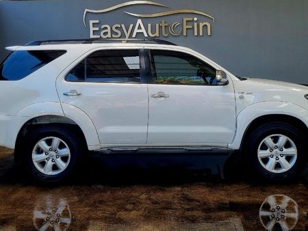 2009-Toyota-Fortuner-40-V6-Raised-Body_2