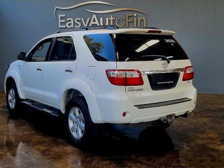 2009-Toyota-Fortuner-40-V6-Raised-Body_4