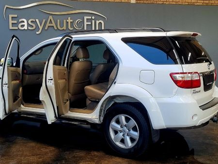 2009-Toyota-Fortuner-40-V6-Raised-Body_5
