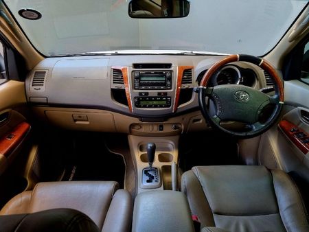 2009-Toyota-Fortuner-40-V6-Raised-Body_7